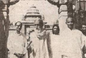 Guru Mehi with disciples